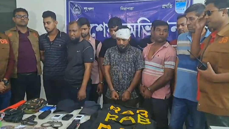 সাভারে ডিবি পুলিশ পরিচয়ে ২৫ লাখ টাকা ডাকাতি: ৯ ডাক...
