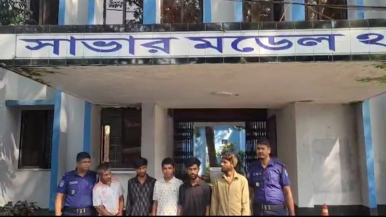সাভারে দেশীয় অস্ত্রসহ ছয় ছিনতাইকারী গ্রেপ্তার...
