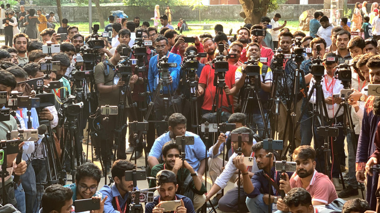 রাকসু নির্বাচনে ভোট গ্রহণ শেষ, ফলাফলে অপেক্ষায় দেশ...
