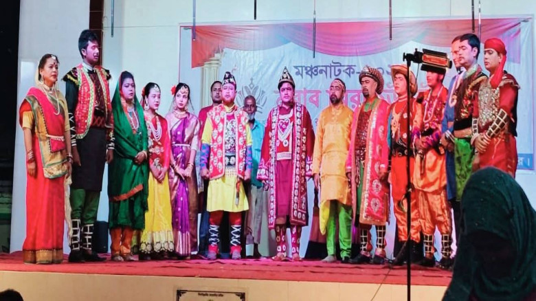 বিরামপুরে ইতিহাসের মঞ্চায়ন ‘নবাব সিরাজউদ্দৌলা’ না...