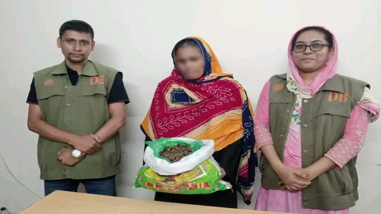 বরগুনায় ডিবি পুলিশের অভিযানে ১ কেজি গাঁজাসহ এক নার...
