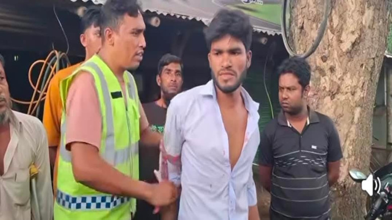 আলমডাঙ্গায় লাইনে দাঁড়ানোকে কেন্দ্র করে যুবককে কুপি...