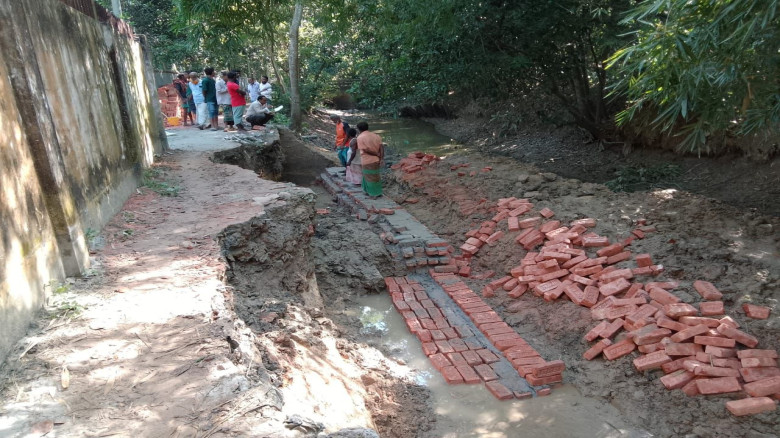 চৌদ্দগ্রামে গার্ড ওয়ালে নিম্নমানের সামগ্রী ব্যবহার...