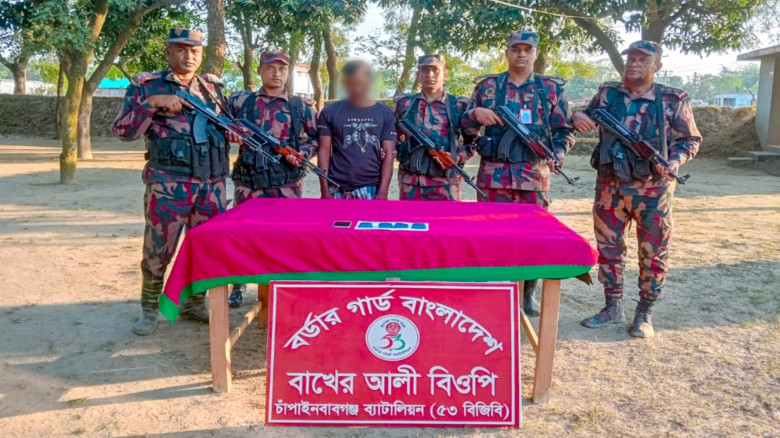 চাঁপাইনবাবগঞ্জ ৫৩ বিজিবির অভিযানে ইয়াবাসহ আটক ১...