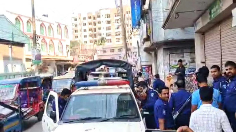 কুমিল্লায় অভিযান চলাকালে পুলিশের ওপর হামলা...