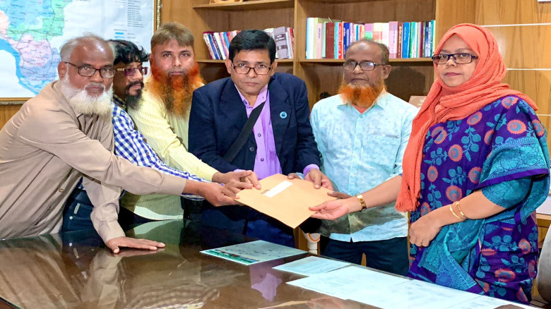 এক দফা দাবিতে রাজশাহী ওয়াসা কর্মচারীদের মানববন্ধন ...
