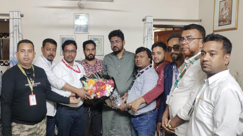 চান্দিনা উপজেলা প্রেস ক্লাবে মতবিনিময়ে আতিকুল আলম ...