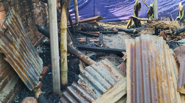 রাজশাহীর পুঠিয়ায় রাতের আঁধারে ঘড়বাড়িতে আগুন দিয়েছে...