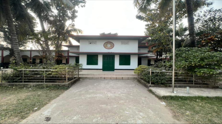 সরকারি উচ্চ বিদ্যালয়ে কর্মবিরতি" "সরাইলে অভিভাবকরা...