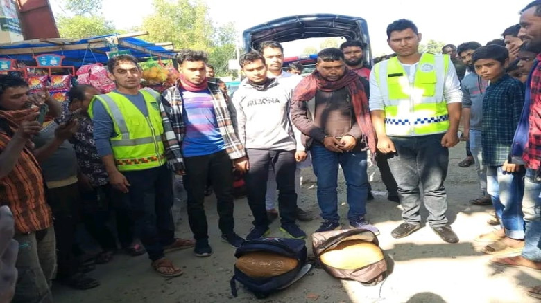 চিলমারীতে ১৪ কেজি গাঁজাসহ তিন মাদককারবারি গ্রেপ্তা...