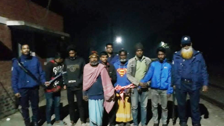 কুষ্টিয়ায় যৌথ বাহিনীর বিশেষ অভিযানে আটক ১৩...