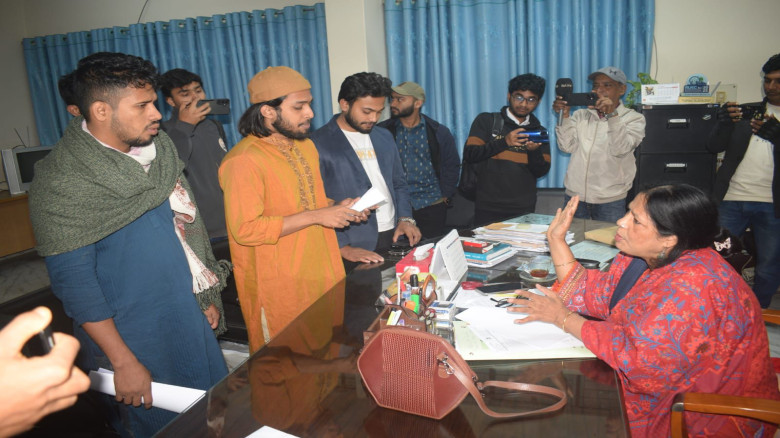রাকসুর আল্টিমেটাম: পদত্যাগের খোঁজে বিভাগে বিভাগে স...