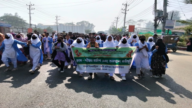 কৃষি ডিপ্লোমা শিক্ষার্থীদের ৮ দফা দাবীতে বক্লেড কর...
