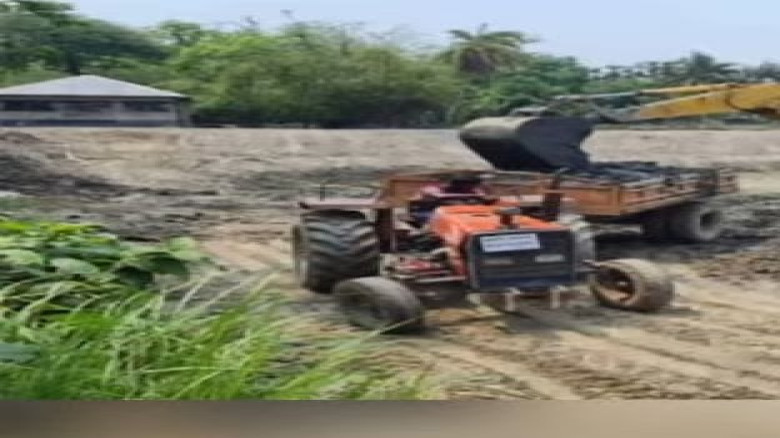 লক্ষ্মীপুরে ফসলি জমির টপসয়েল কাঁটার দায়ে একলাখ টাক...