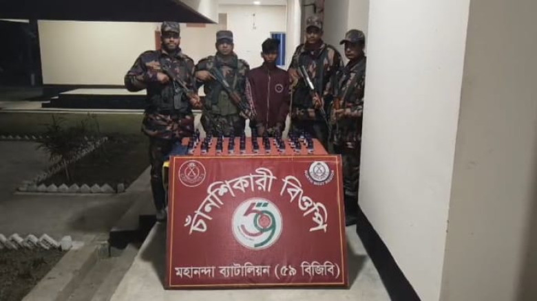 ভোলাহাট সীমান্তে ৫০ বোতল নেশাজাতীয় সিরাপ সহ ১ জনক...