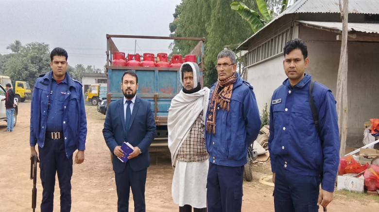 পত্নীতলায় অধিক মূল্যে গ্যাস সিলিন্ডার বিক্রি করায় ...