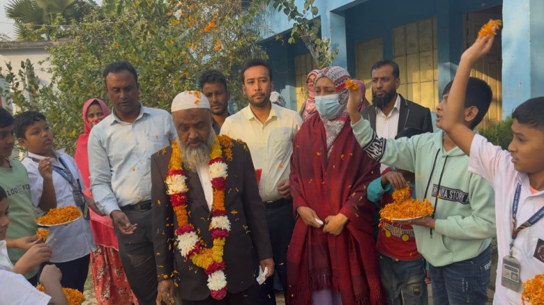 চৌদ্দগ্রামের প্রিয় শিক্ষককে আজীবন সম্মাননা ও বিদা...
