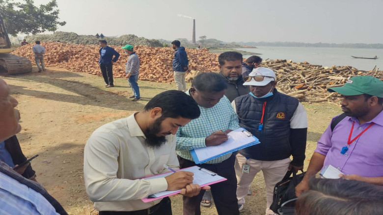 ঝালকাঠির নলছিটিতে ৫ অবৈধ ইটভাটায় অভিযান:  ১১ লাখ ট...