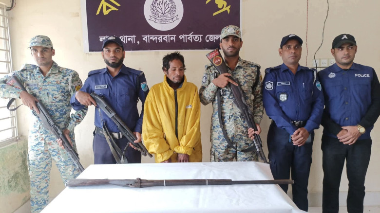 "লামা থানা পুলিশের বিশেষ অভিযানে আগ্নেয়াস্ত্র'সহ স...