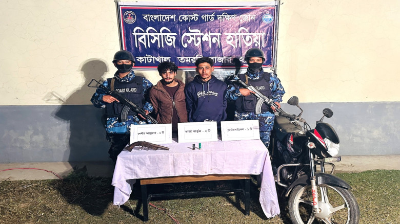 হাতিয়ায় কোস্ট গার্ডের অভিযানে দেশীয় আগ্নেয়াস্ত্র ও...