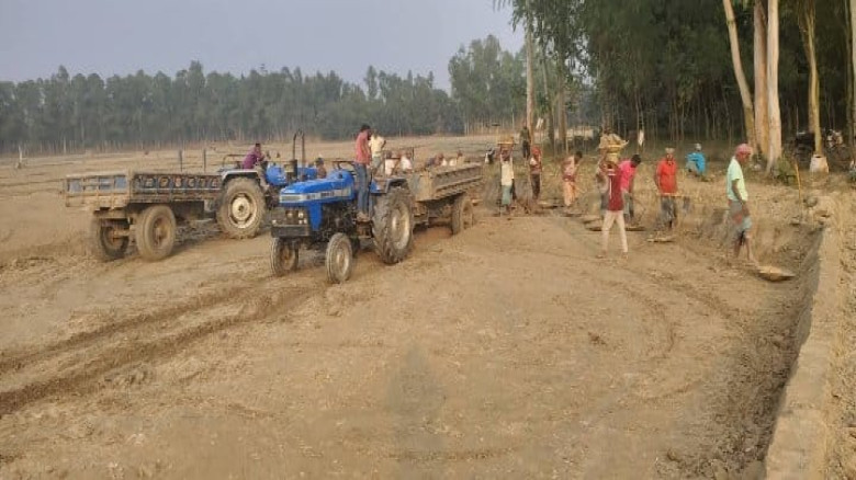 বল্লামঝাড়ের কাজলঢোপে কৃষি জমির অবৈধ মাটি কাটার বির...