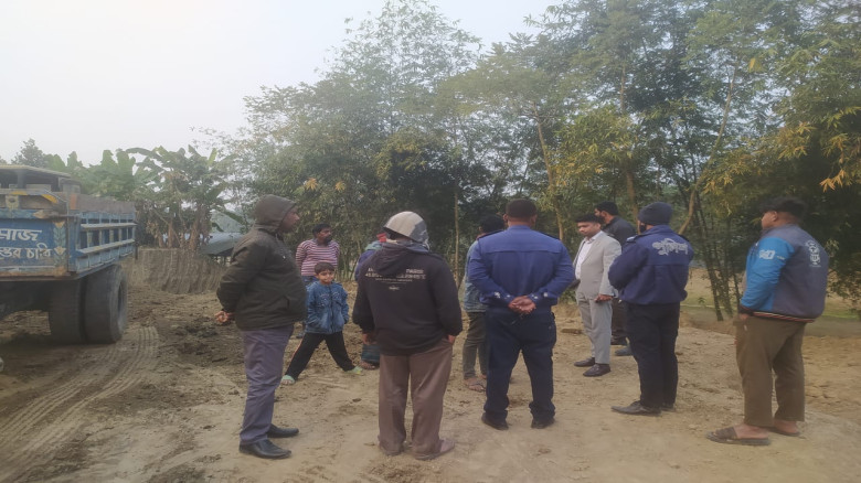 বোয়ালমারীতে নদীর পাড় কেটে মাটি বিক্রি মামলা ও জরিম...