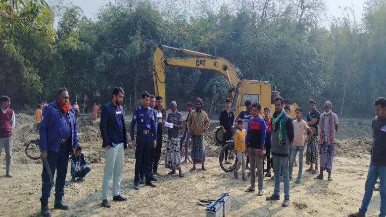 চাঁপাইনবাবগঞ্জে নদীপাড়ের কৃষিজমি থেকে অবৈধ মাটি কা...