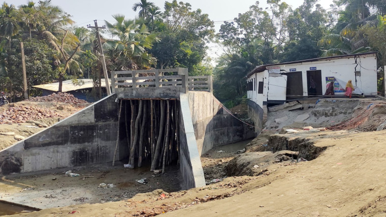 লক্ষ্মীপুরে ঠিকাদারের গাফিলতিতে ধ্বসে গেছে মাদ্রাস...
