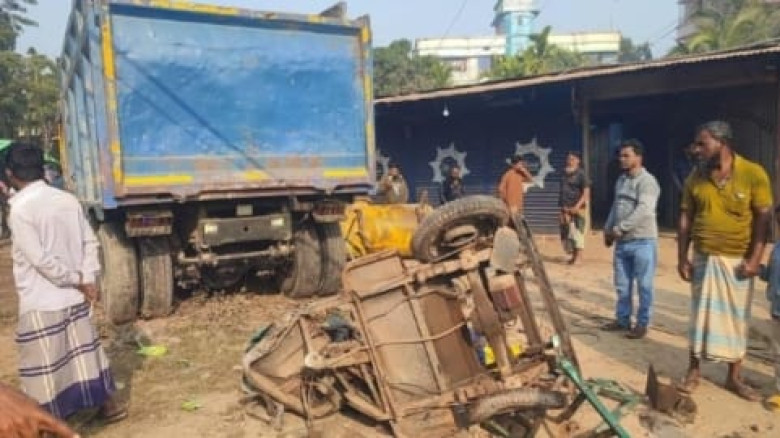 লক্ষ্মীপুরে ডাম্পট্রাক চাপায় স্কুলছাত্রী নি/হ/ত...