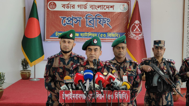 চাঁপাইনবাবগঞ্জে ৫৩ বিজিবি'র অভিযানে ০২টি বিদেশী পি...