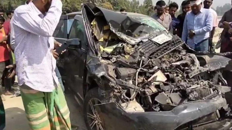 টাঙ্গাইলে প্রাইভেটকার-অটোভ্যানের মুখোমুখি সংঘর্ষে ...