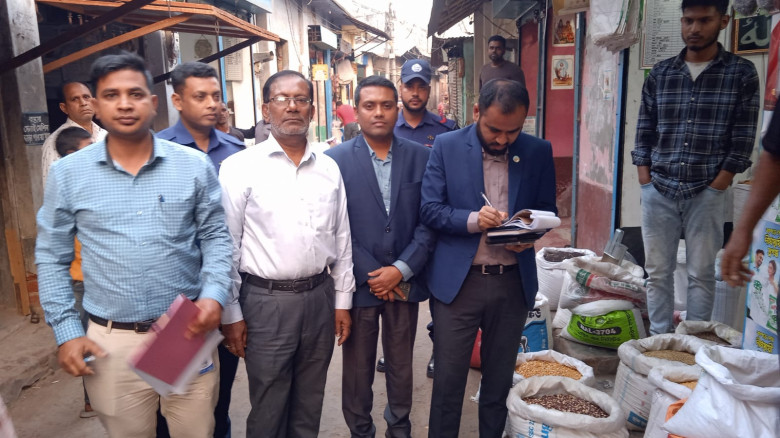 নওগাঁয় অবৈধ পলিথিনের বিরুদ্ধে মোবাইল কোর্ট...