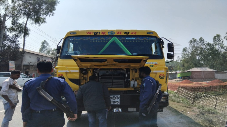 নীলফামারীতে নিষিদ্ধ হর্ণ ব্যবহার করায় জরিমানা আদায়...