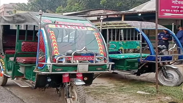 বোয়ালমারীর সাতৈর বাজারে চোরাই ইজিবাইক কারখানায় পুল...