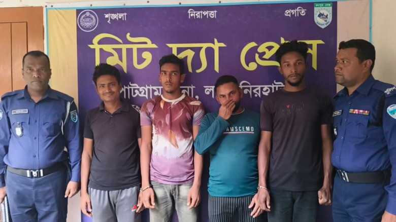 ‎বালু পরিবহনকালে আটক ২, ছাড়াতে গিয়ে আরও ২ জন গ্রেপ...