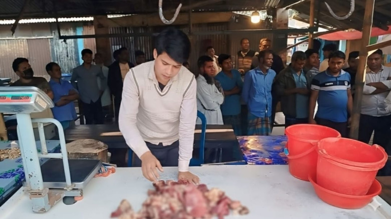 কুড়িগ্রাম ফুলবাড়ীতে পচা মাংস বিক্রির দায়ে কসাইয়ের ...