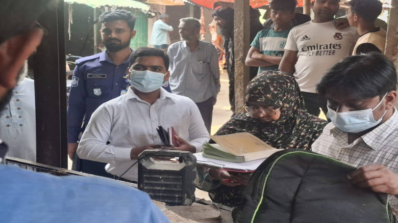 মিরপুর বাজারে ভোক্তা অধিকার অধিদপ্তরের অভিযান, বিভ...