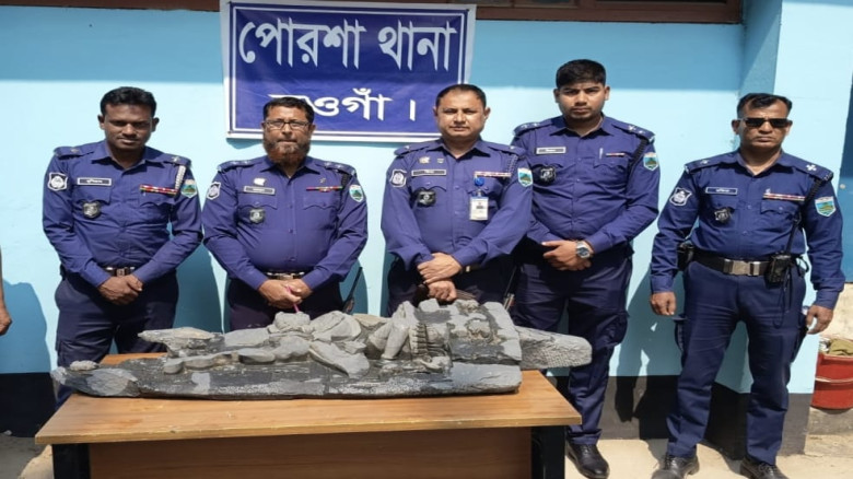 নওগাঁর পোরশা উপজেলায়  ১৩৭ কেজি ওজনের কষ্টিপাথরের ম...