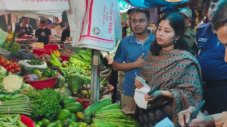 কাপাসিয়া বাজারে প্রশাসনের বাজার মনিটরিং: ৫ ব্যবসায়...