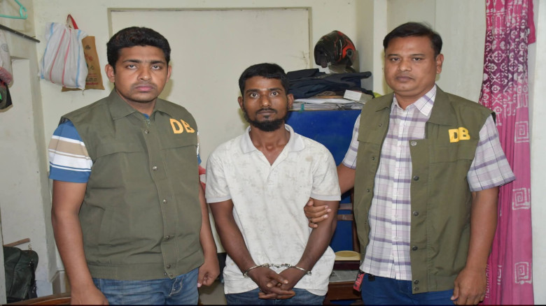 ঈশ্বরদীতে জোড়া খুনের ঘটনায় চাচা গ্রেপ্তার...
