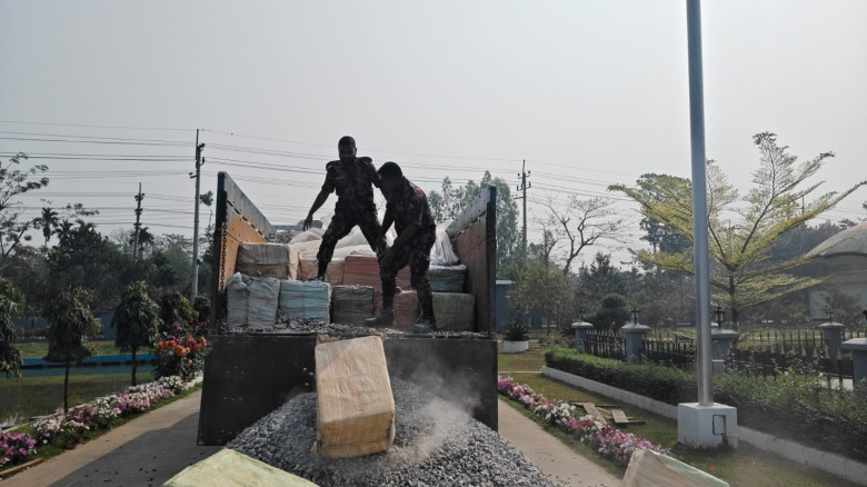 মাধবপুরে ট্রাকের পাথরের নিচে ২ কোটি টাকার ভারতীয় ক...