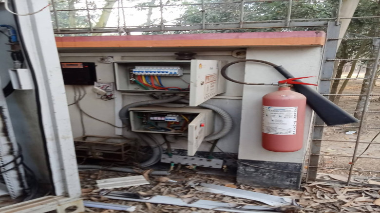 নেটওয়ার্ক টাওয়ারের কতৃপক্ষ পরিচয়ে টাওয়ারের মালামা ...