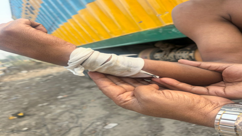 গাজীপুরে ঝুট ব্যবসাকে কেন্দ্র  করে  হামলা  অভিযোগ ...