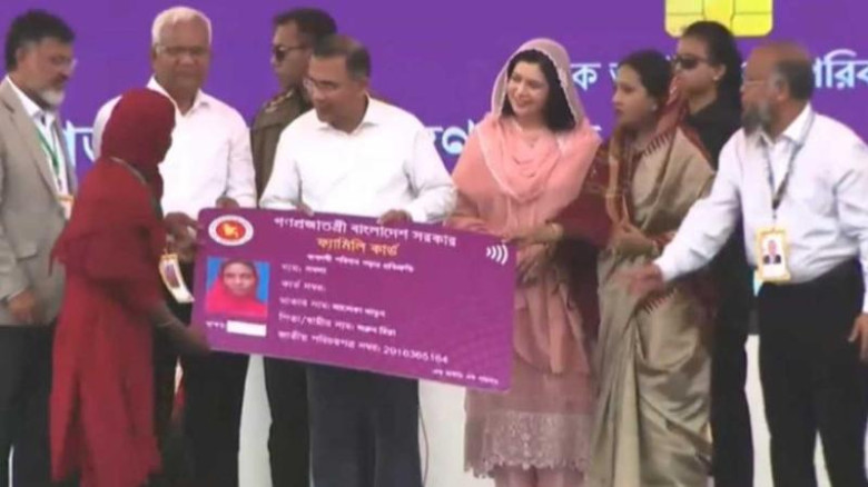 নারীদের হাতে ‘ফ্যামিলি কার্ড’ তুলে দিলেন প্রধানমন্...