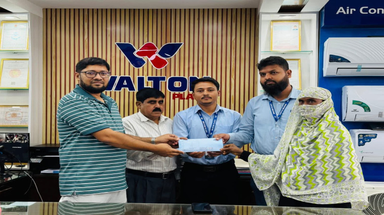 "লামায় ক্ষতিগ্রস্ত পরিবারকে ওয়ালটন প্লাজার পক্ষ থে...