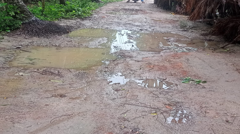 তেরখাদায় ইটের সোলিংয়ের রাস্তা ভেঙে খানা