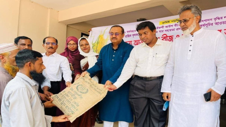 ভালুকায় কৃষকদের মাঝে বিনামূল্যে আউশ ধান 