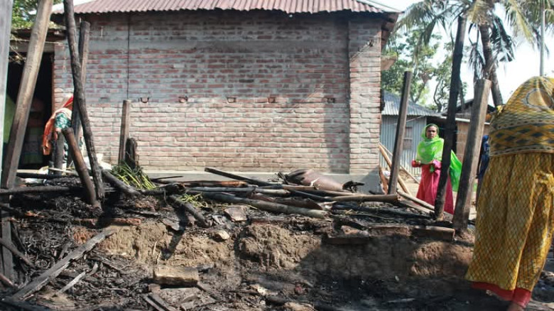 চাটমোহরে অগ্নিকাণ্ডে কৃষকের স্বপ্ন ছাই: 