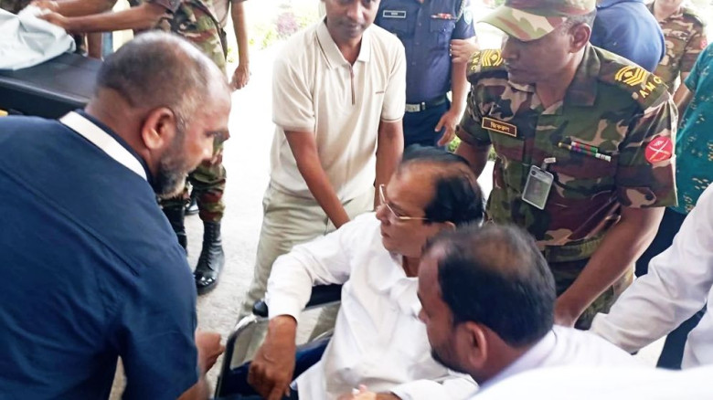 ত্রাণমন্ত্রীকে এয়ার অ্যাম্বুলেন্সে ঢাকায়