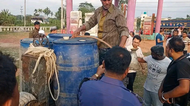 আমতলীতে অবৈধ জ্বালানি মজুদ: ৫১০ লিটার ডিজেল-অকটেন ...